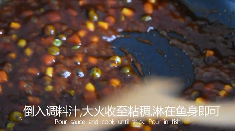 大厨教你做素斋馆里的“松鼠桂鱼”简单美味,倒入三丁清炒片刻,倒入调料汁大火收至粘稠