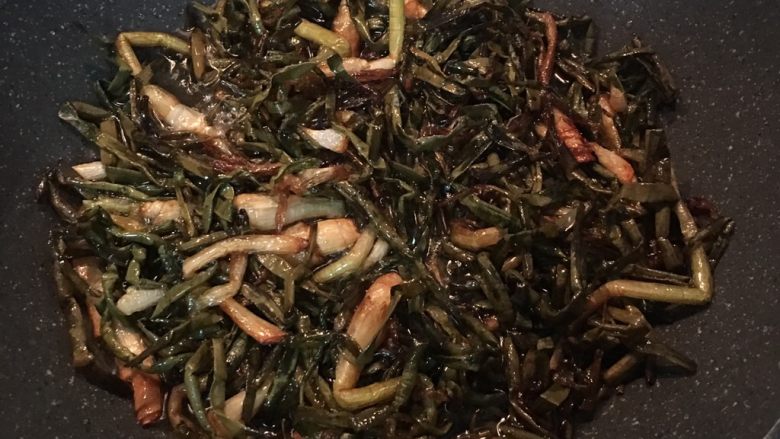 蔥油拌麵佐嫩煎牛排,等到蔥已變色、香酥時馬上撈起瀝油,並且可以關火。