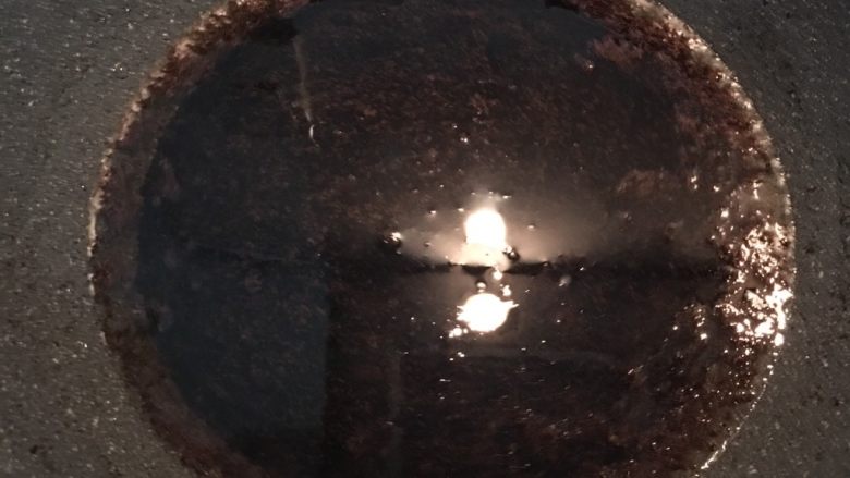 蔥油拌麵佐嫩煎牛排,過1-2分鐘油溫下降時就可把調味料都倒進油裡,