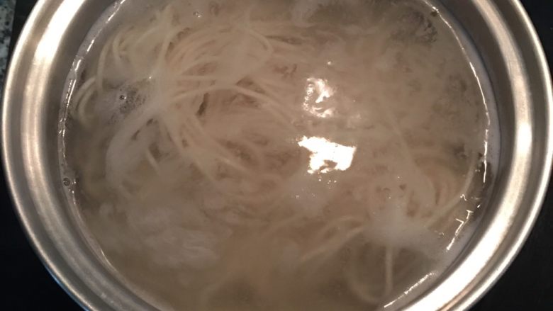 蔥油拌麵佐嫩煎牛排,蔥油醬快好之前,當煮麵的水滾時,就可把細麵條下鍋煮熟,