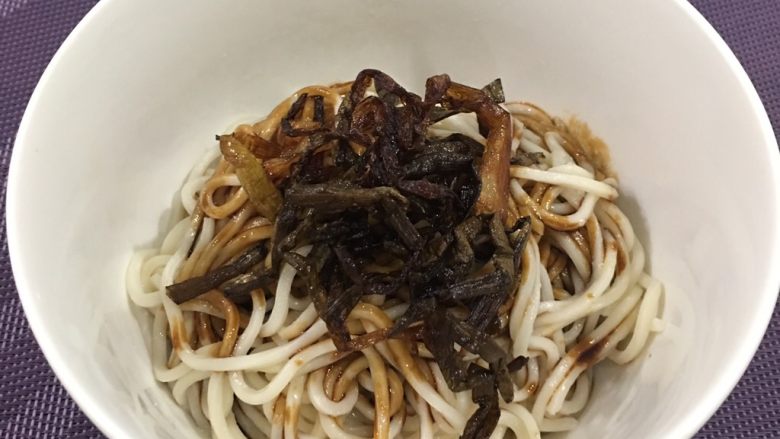 蔥油拌麵佐嫩煎牛排,瀝掉水分後拌入蔥油醬,拌醬時一定要攪拌ㄧ下醬汁,因為油會浮在上面,1把麵約拌入2~3湯匙的蔥油醬。