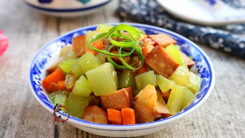 鸡蛋干莴笋胡萝卜彩丁,用豆腐干代替鸡蛋干也非常美味呢，试试吧