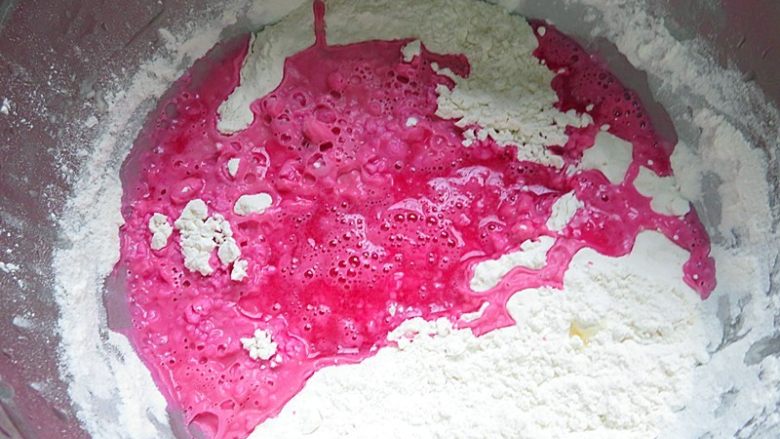 彩色贝壳意面,面粉里倒入适量红苋菜汁调成絮状,再动手和成紫红色面团