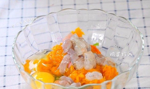 鸡蛋虾肉南瓜杯,将南瓜泥,芹菜,虾肉都放碗里。