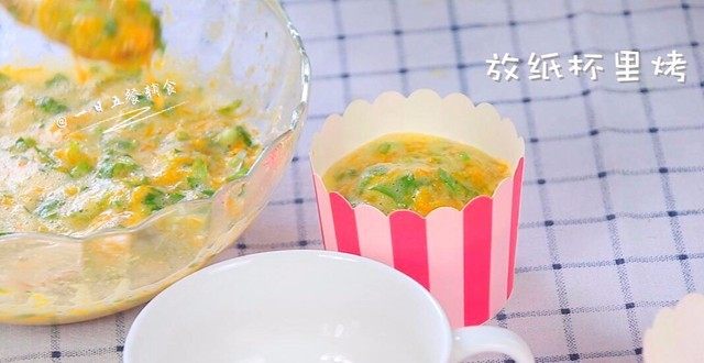 鸡蛋虾肉南瓜杯,放纸杯里烤,预热好的烤箱中层,180度,烤25分钟。