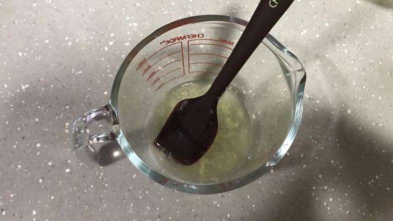 柠檬魔法蛋糕,刨完丝的柠檬对半切开,挤出柠檬汁,刮出柠檬果肉备用。