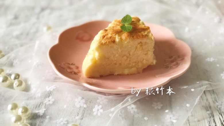 柠檬魔法蛋糕,分层还不错,吃起来酸酸的凉凉的。