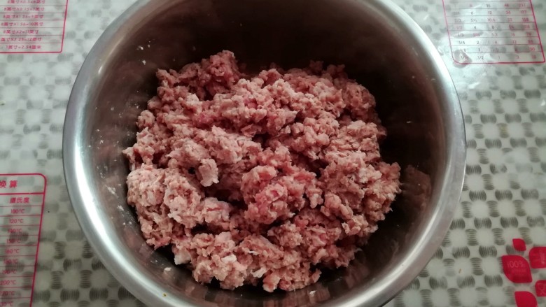 自制脆皮肠,用绞肉机或者料理机绞碎,喜欢颗粒感的打粗一点,喜欢口感细腻的打成肉糜