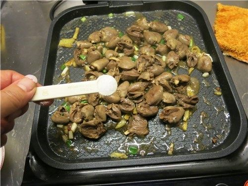 小小心鸡大味道---辣炒鸡心,在加入少许的盐