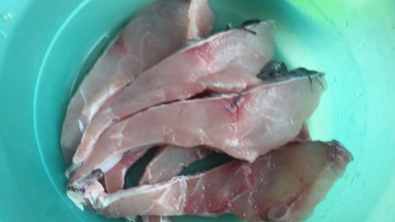 糖醋熏鱼排,<a style='color:red;display:inline-block;' href='/shicai/ 365'>青鱼</a>切成1--1.5cm后的鱼块。(我是买的时候让店家帮我切好的)