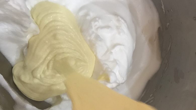 轻乳酪蛋糕6寸,把蛋黄糊倒入剩下的蛋白糊中,用翻拌手法拌匀
