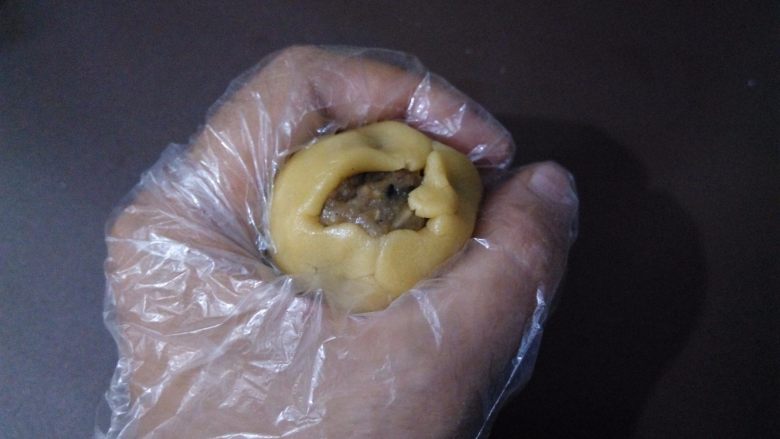 记忆中的红糖五仁月饼,手心合起来,用虎口把面团慢慢收圆,皮厚的地方可以推到皮薄的地方,尽量推的均匀一点