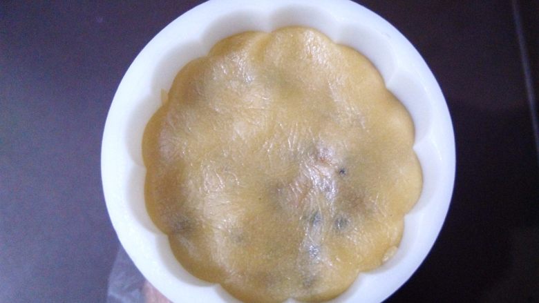 记忆中的红糖五仁月饼,把月饼球放入50克模具里,可以按压一下模具边缘,印出来的花纹更立体
