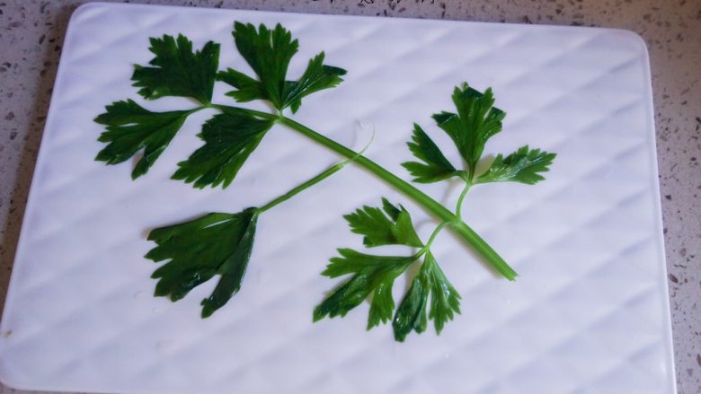 双色玫瑰花饺子,芹菜叶抄一下摆好