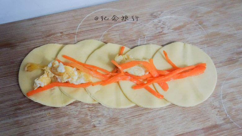 双色玫瑰花饺子,放上一些馅料,别太多 我这个面片比较小
对折以后这样的在外面涂一些水
然后卷起来 就做好啦