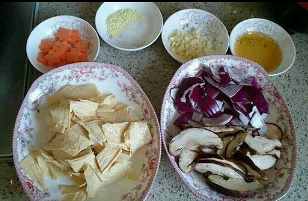 洋葱炒豆油皮,准备好食材。<a style='color:red;display:inline-block;' href='/shicai/ 230'>香菇</a>洋葱胡萝卜切片。
