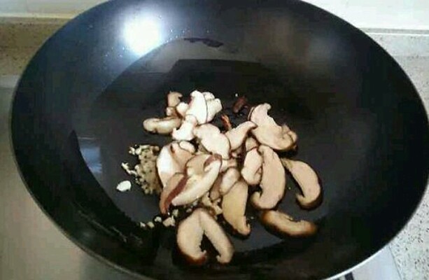 洋葱炒豆油皮,放入香菇煸炒干水分