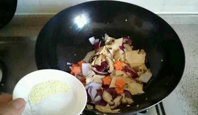洋葱炒豆油皮,再放入胡萝卜，加调料翻炒均匀出锅。调料根据自己口味放