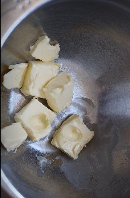 蔓越莓饼干,当黄油软化到可以用手指轻轻按出指印即可。