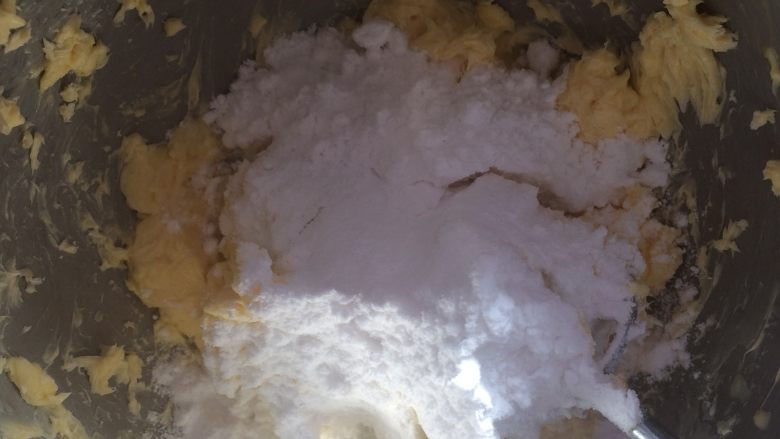 蔓越莓饼干,黄油加入糖粉,搅拌均匀,不需要打发。