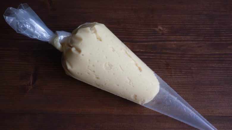 法式乳酪挞,装入裱花袋,天气热的话,放冰箱冷藏一会儿