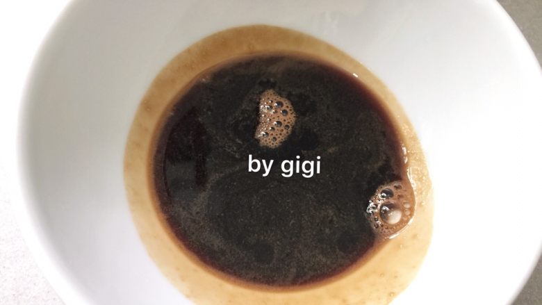 櫻花水信玄餅,待凝固期間制作黑糖漿:將黑糖、水放鍋中加熱至沸騰即可 放涼備用