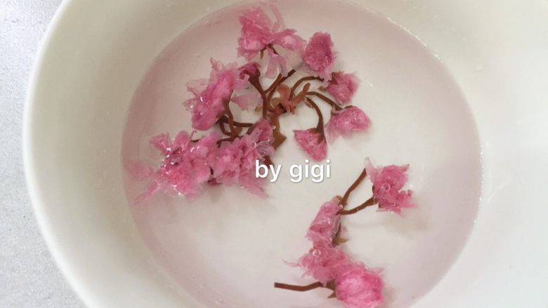 櫻花水信玄餅,鹽漬或蜜漬櫻花提前泡涼<a style='color:red;display:inline-block;' href='/shicai/ 156925'>水</a>至盛開 (注意一定要泡涼<a style='color:red;display:inline-block;' href='/shicai/ 156925'>水</a> 如果泡的熱<a style='color:red;display:inline-block;' href='/shicai/ 156925'>水</a>會把櫻花本身的粉色泡掉 變成白白的了)如果是鹽漬櫻花泡的時間比蜜漬櫻花要長 完全盛開至少要泡2個小時 中途可以用手指輕輕在<a style='color:red;display:inline-block;' href='/shicai/ 156925'>水</a>中按壓一下花蕊 有助櫻花盛開更美!而且中途要換幾次<a style='color:red;display:inline-block;' href='/shicai/ 156925'>水</a> 不然會有咸味