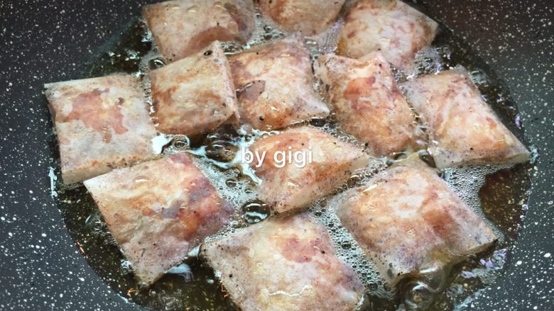 大口吃肉:蒜蜜紙包雞,鍋熱油 中火炸約5分鐘至熟取出控油(炸的時間要視雞肉的大小自己拿捏)