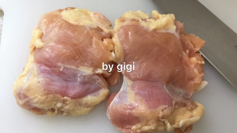 大口吃肉:蒜蜜紙包雞,雞腿肉洗淨 吸乾水分