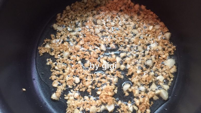 大口吃肉:蒜蜜紙包雞,鍋熱油(油稍微多一點)倒1/2<a style='color:red;display:inline-block;' href='/shicai/ 9145'>蒜泥</a>煎炸至金黃色