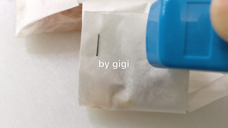 大口吃肉:蒜蜜紙包雞,用釘書機將收口釘住