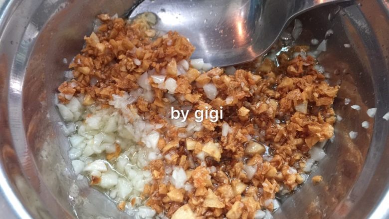 大口吃肉:蒜蜜紙包雞,馬上連油倒入剩下的1/2蒜泥中 稍放涼備用