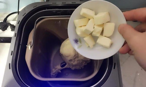 小兔子香肠包,选择面包机和面程序,开始和面默认30分钟,期间成团后加入切小的<a style='color:red;display:inline-block;' href='/shicai/ 887'>黄油</a>,继续和面