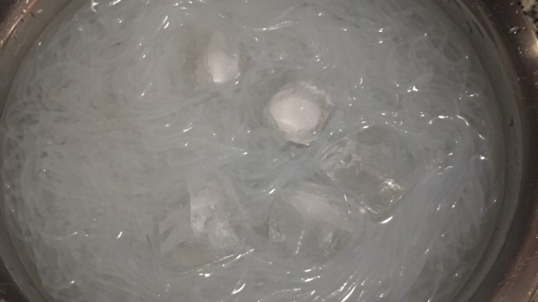 南洋風雞胸拌冬粉,冬粉只要煮到透明就撈起來用可飲用水沖洗泡冰水,降溫後馬上瀝乾備用。