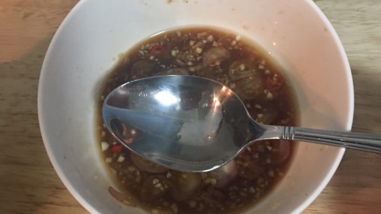 南洋風雞胸拌冬粉,用可飲用的水和鹽調整自己喜歡的鹹甜度。