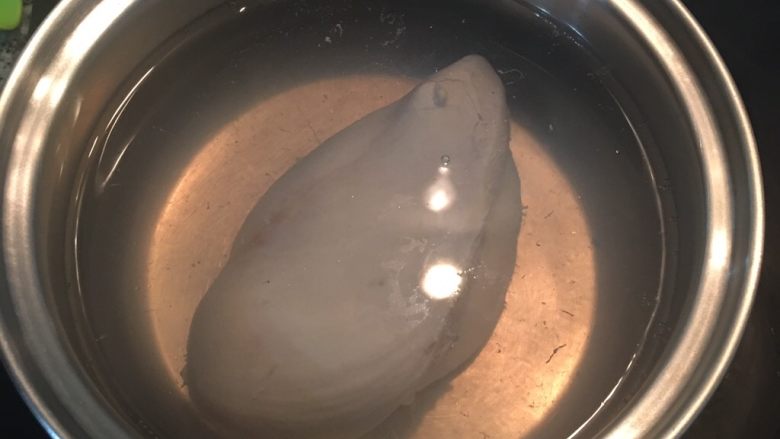 南洋風雞胸拌冬粉,水滾後幾半顆檸檬汁入水裡再放雞肉(要確保水能完全淹沒雞胸,水再次滾後,馬上蓋蓋子,關火燜10分鐘,用筷子叉最厚的部位,如無血水冒出就可取出放涼。
