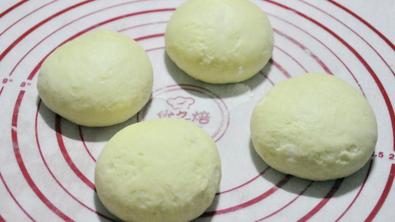 脆底黑芝麻小面包,取出面团，排气；将面团分成4份，揉圆，静置5分钟，