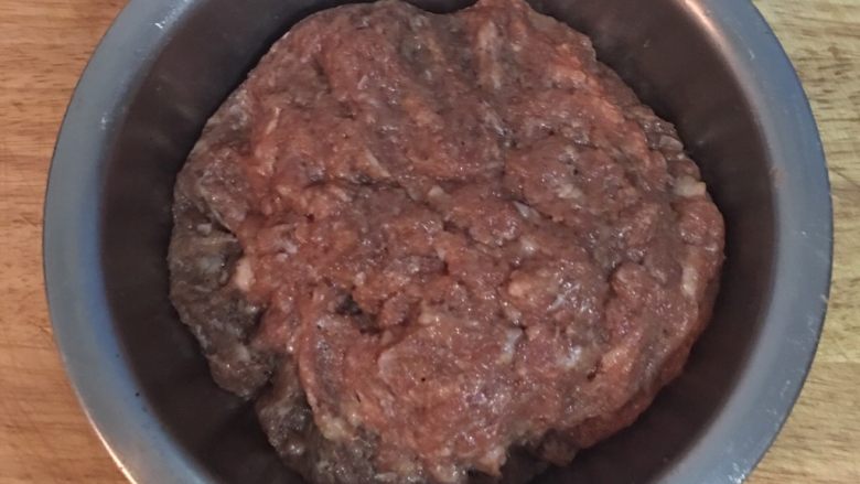 蜜汁黑胡椒豬肉乾,再下醬油,一樣是要拌到醬油都被肉吸收,最後擠入檸檬汁拌到檸檬汁都被絞肉吸收即可. 拌好的肉是有彈性也有黏性,不會是水水的攤在容器裡喔.....
接著蓋保鮮模放冷藏醃30分鐘