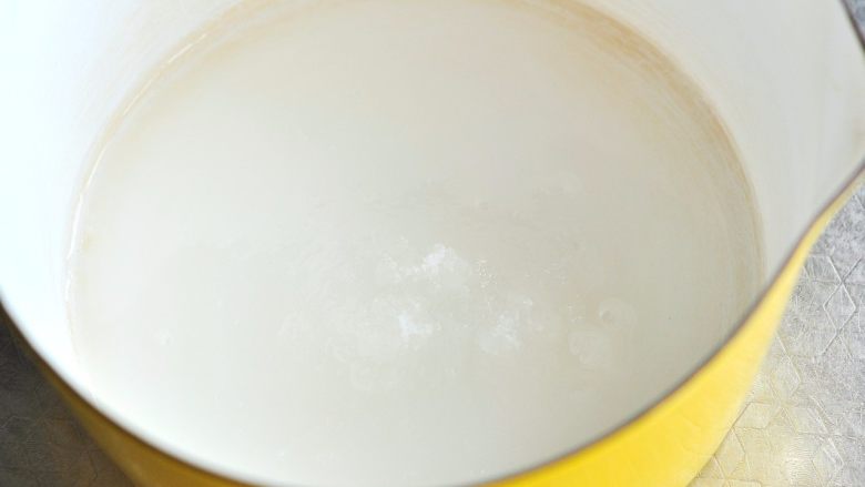 焦糖炼乳布丁,白糖加凉水混合。