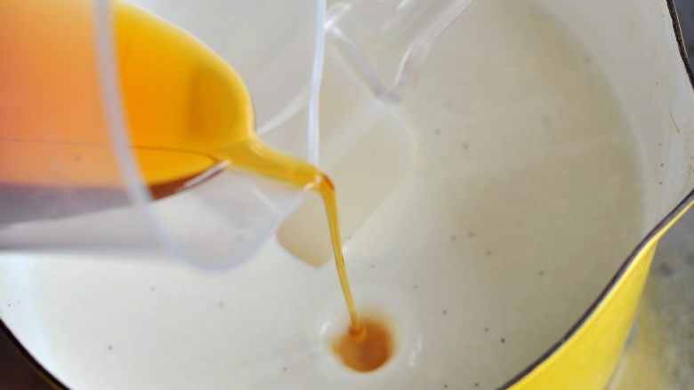 焦糖炼乳布丁,加入之前的焦糖液。