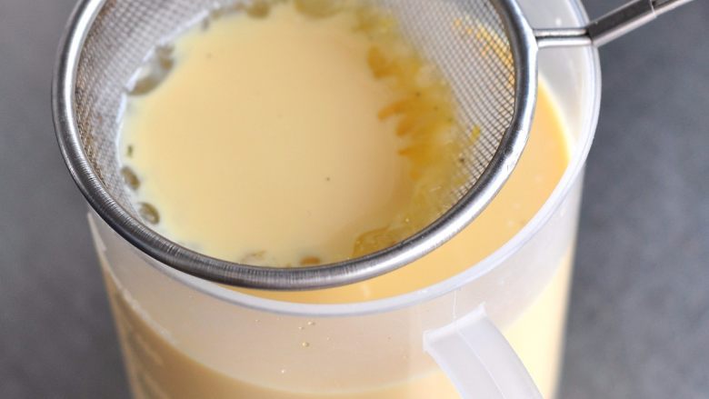 焦糖炼乳布丁,布丁液过筛一遍或者两遍。
想要使布丁细滑,一定不能省略最后的过筛步骤。通过过筛可以去掉很多杂质,与打不散的蛋液。