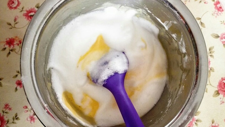 格子蛋糕,取1/3蛋白加入蛋黄中,翻拌均匀,再全部倒回蛋白中翻拌均匀