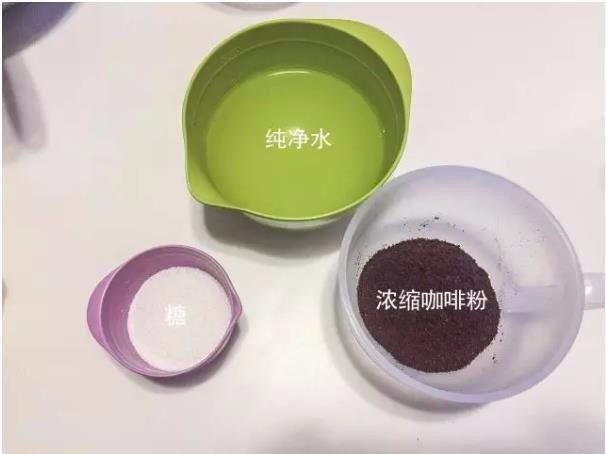 米其林私藏提拉米苏,将水、白砂糖、咖啡粉混合，加热至沸腾，微凉后加入咖啡酒。用刷子把咖啡糖浆涂抹在手指饼干上，要刷透。
