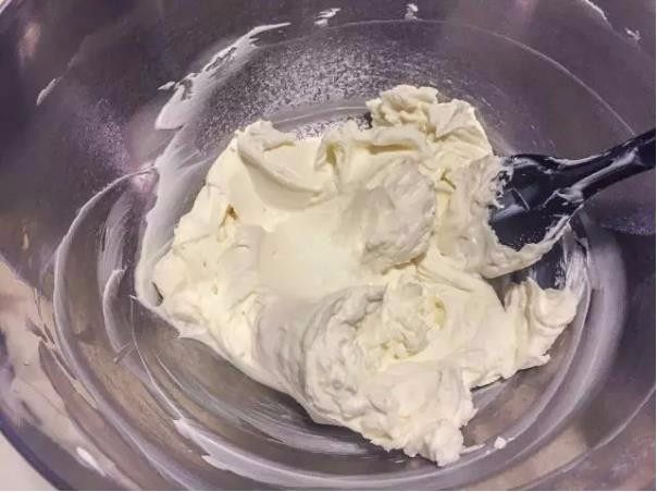 米其林私藏提拉米苏,
趁蛋黄糊还有余热加入泡软的吉利丁片。把马斯卡彭奶酪打软至顺滑后加入50g淡奶油，低速打发均匀顺滑后加入蛋黄糊搅拌均匀。分次加入翻拌均匀