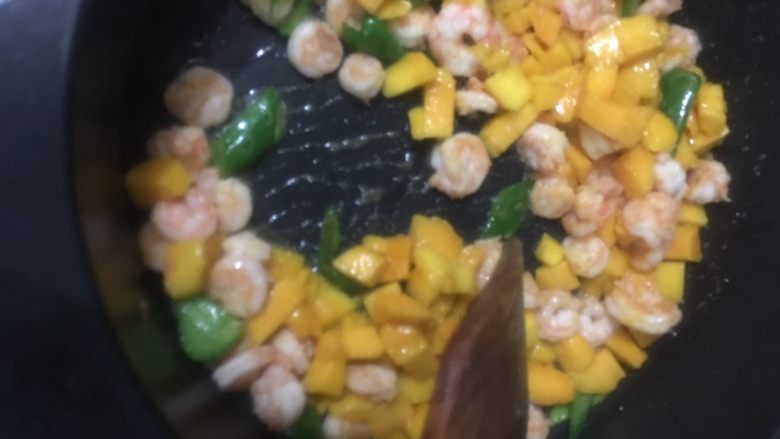 芒果鲜虾仁,热油虾下锅,翻炒至熟,撩起虾肉,留汁在锅底,下点油(一定少量,不然不好吃了)加青椒翻炒熟透,下虾肉,翻炒一会,加芒果翻炒10秒,10秒,10秒后出锅(重要的事说三遍)