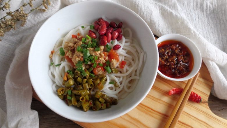 茄汁桂林米粉,二两米粉配上各种喜欢的辅料,吃的很饱