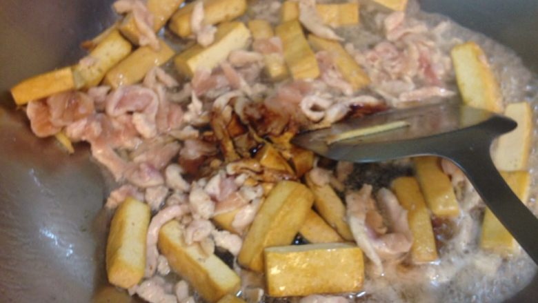 蔥燒豆乾雞肉絲,雞肉有點黏鍋時放入少許開水和少許米酒,剛剛雞肉已經有米酒去腥,所以這時的米酒不要放太多