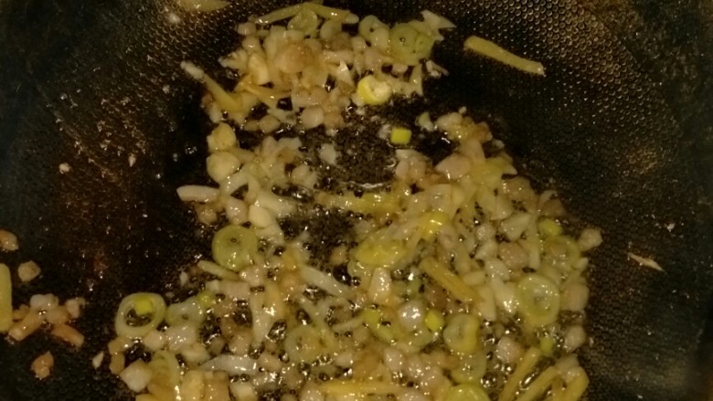 鲜蔬海鲜玉米疙瘩汤,锅里放少许花生油,肉碎葱姜蒜翻炒出香味