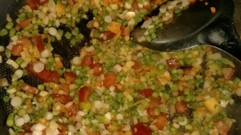 鲜蔬海鲜玉米疙瘩汤,放入蔬菜丁翻炒,西红柿可以多一点,这样做出来颜色会很好看