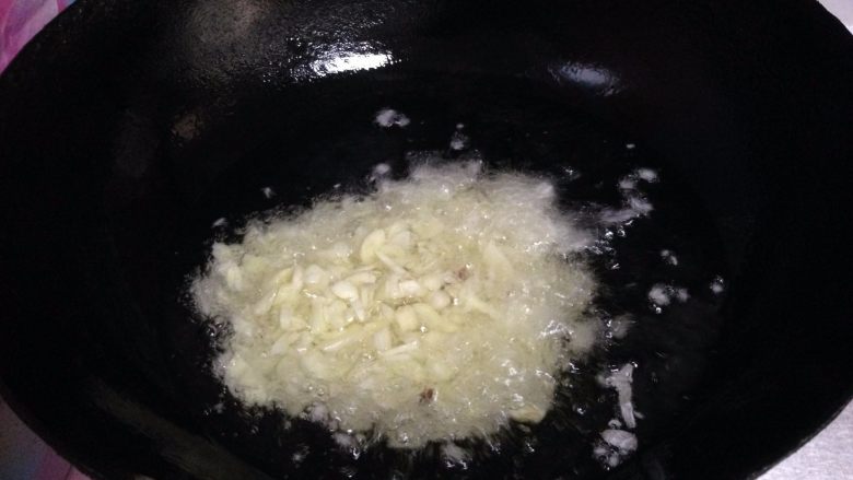 香菇菌子油,锅内加入一半的<a style='color:red;display:inline-block;' href='/shicai/ 849'>花生油</a>稍微加热,下蒜粒炸出香味